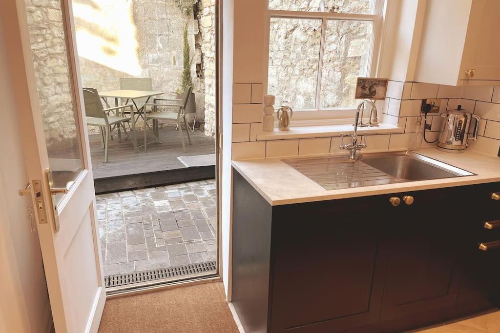 Courtyard Garden, Beautifully Finished Flat - Ba1 Apartment Bath Exterior photo